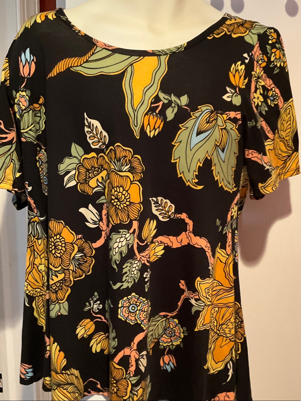 Woman’s lularoe top